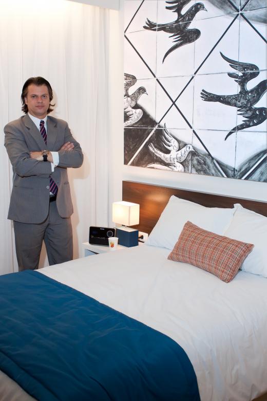 Dan Fonseca - presidente da EmCorp - quarto Super 8