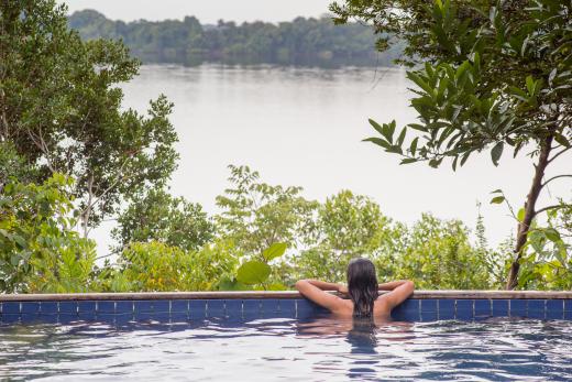 Anavilhanas Lodge - piscina em frente ao rio Negro - créditos Marcelo Isola