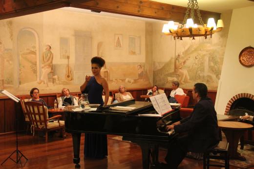 Mere Oliveira - cantora lírica no Hotel Toriba