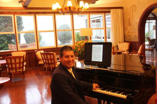Antonio Barker - pianista - Hotel Toriba